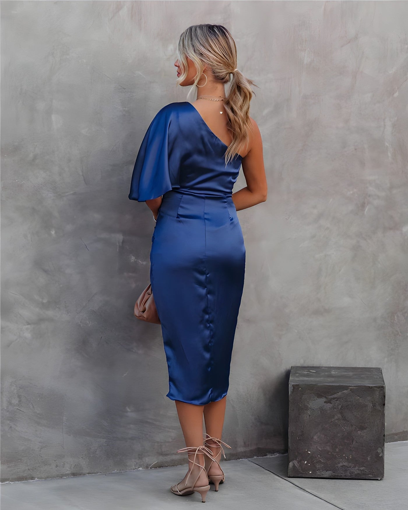 Éléonore | Élégance asymétrique en satin bleu nuit