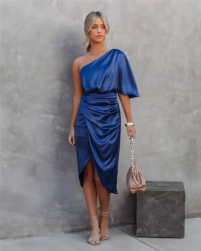 Éléonore | Élégance asymétrique en satin bleu nuit